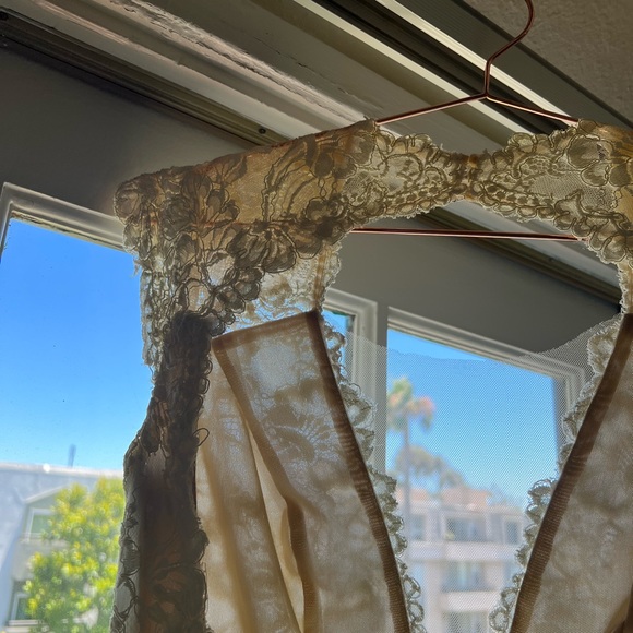 Floravere Wedding Sample Dress Designed in Los Angeles - Picture 11 of 16